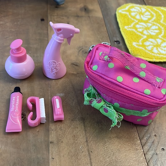 American Girl authentic bath set —robe, slippers, towel, dopp kit, cape, tub etc - Picture 3 of 9